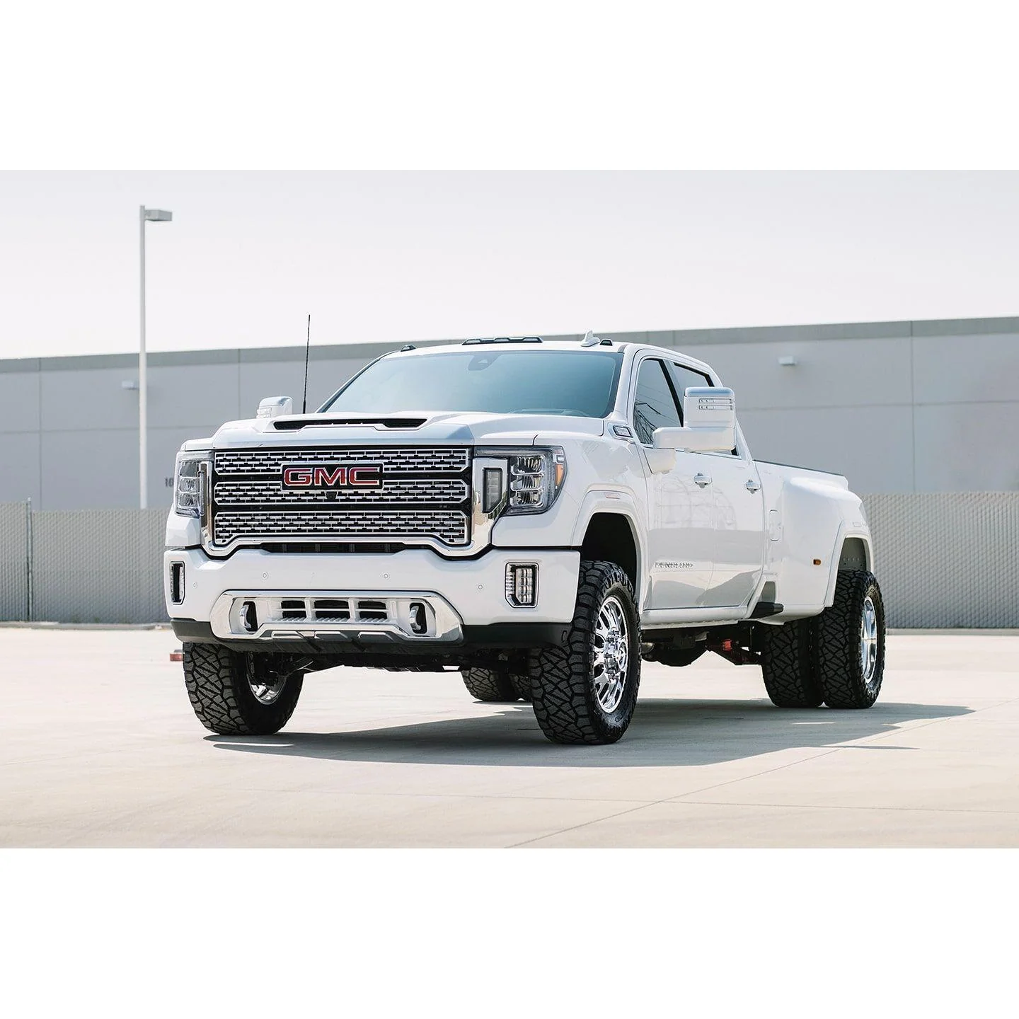 Cognito 3" Elite Leveling Kit w/Fox 2.5 Reservoir Shocks, 2020-2025 L5P - Image 2